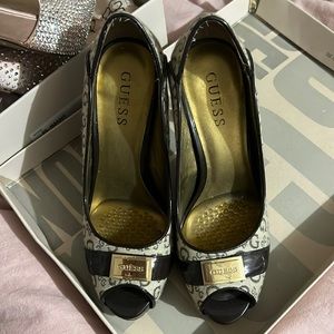 Cute pair of guess pumps worn couple times